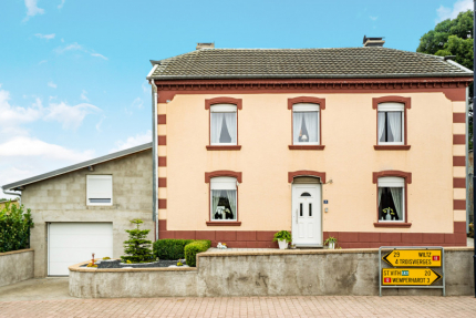 Grande maison familiale de 4 chambres, garage et jardin.