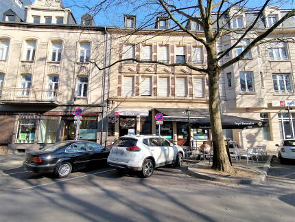 Immeuble de commerces: brasserie, friterie et 3 habitations.