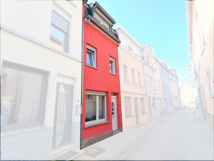 Maison 3 chambres avec terrasse et garage.